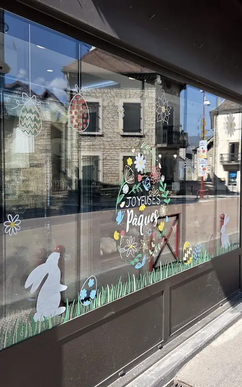 Décoration de vitrine pâques brison