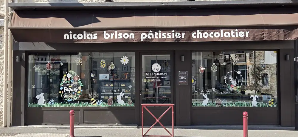 Décoration de vitrine pâques pâtisserie brison